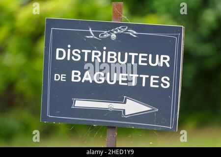 France, Maine et Loire, Vall?e de la Loire (vallée de la Loire) classée au patrimoine mondial par l'UNESCO, Blaison Saint Sulpice a également nommé Blaison Gohier étiqueté petite Cité de Caractere, signe désignant un distributeur de pain Banque D'Images