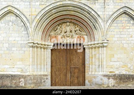 France, Maine et Loire, Vall?e de la Loire (vallée de la Loire) classée au patrimoine mondial par l'UNESCO, Chenehutte Treves Cunault a étiqueté petite Cité de Caractere, sculptée tympan représentant la Vierge holly assise sur un trône et tenant l'enfant Jésus à genoux Banque D'Images