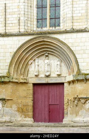 France, Maine et Loire, vallée de la Loire classée au patrimoine mondial par l'UNESCO, le Puy notre Dame a marqué la petite Cité de Caractere, collégiale notre Dame des 12th et 13th siècles dans le style gothique angevin Plantagenet, tympan représentant la Vierge tenant un enfant et écrasant un dragon Banque D'Images