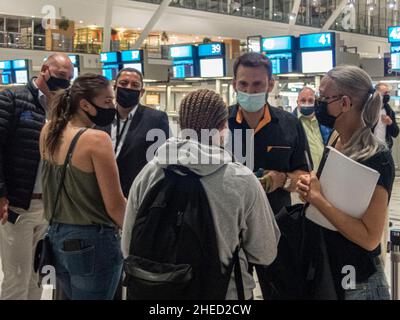 Afrique du Sud, Cap occidental, Cap, aéroport international du Cap, les premiers ressortissants français bloqués à leur retour en France en raison de la nouvelle variante de Covid-19 qui est apparue en Afrique du Sud, ici le Consul général de France au Cap, M. Laurent ALBERTI et son équipe,Ainsi que le ministre sud-africain du Tourisme s'entretenir avec les voyageurs Banque D'Images