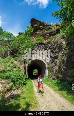 France, Lozère, Cans et C?vennes, hameau de Saint-Julien d'Arpaon, randonnée sur le sentier Stevenson ou GR 70 qui prend une ancienne ligne de chemin de fer Banque D'Images