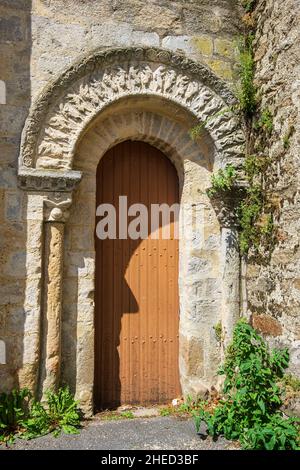 France, deux-Sèvres, Parthenay, marcher sur l'un des chemins de Saint-Jacques-de-Compostelle (chemin Plantagenet), porte sud de l'église Sainte-Croix Banque D'Images