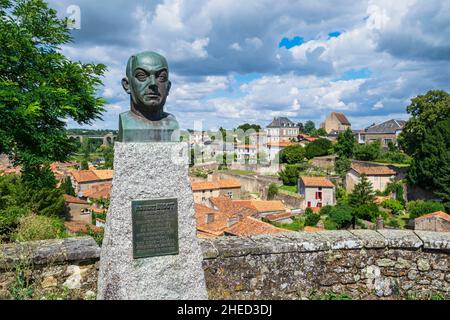 France, deux-Sèvres, Parthenay, sur l'un des chemins de Saint-Jacques-de-Compostelle (Plantagenet Way), buste de Robert Bigot, ancien maire de Parthenay Banque D'Images