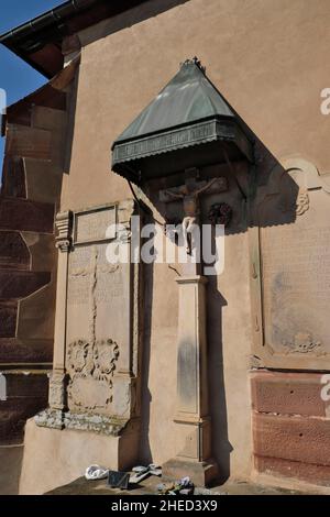 France, Bas Rhin, Obernai, rue du Chanoine Gyss, cimetière, contre la chapelle, tombes anciennes, croix Banque D'Images