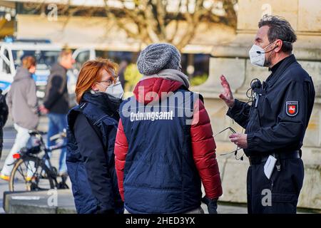 Braunschweig, Allemagne, 8 janvier 2022: Un policier de sexe masculin instruit des jeunes femmes de l'agence allemande d'application de la loi sur leur travail à Corona demona Banque D'Images