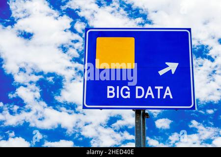 Big Data juste devant Blue Road Sign Over Dramatic Cloudy Sky Banque D'Images