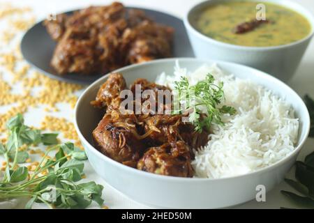 Rôti de poulet sec de style Kerala et curry de lentilles préparés avec des feuilles de fenugrec servies avec du riz basmati.Un repas combiné sain appelé riz avec c Banque D'Images