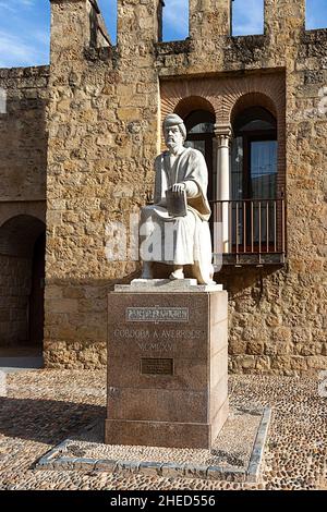CORDOBA ANDALOUSIE ESPAGNE LES MURS DE LA VILLE CALLE CAIRUAN AVEC LA STATUE D'AVERROES OU IBN RUSHD Banque D'Images