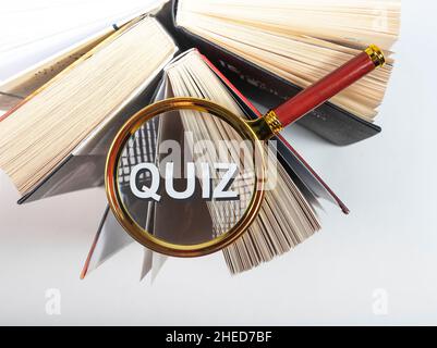 Jeu de mots à travers la loupe sur les livres. Banque D'Images