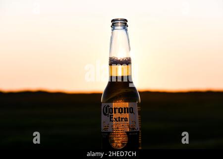 ST.PETER ORDING , ALLEMAGNE 22 juin 2020 Une bouteille de bière Corona au soleil couchant à Saint Peter Ording Banque D'Images