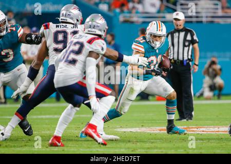 Dimanche 9 janvier 2022 ; Miami Gardens, FL États-Unis; Miami Dolphins Running Back Phillip Lindsay (31 ans) court avec le ballon lors d'un match de la NFL contre les Patriots de la Nouvelle-Angleterre au Hard Rock Stadium. Les dauphins ont battu les Patriots 33-24. (Kim Hukari/image du sport) Banque D'Images