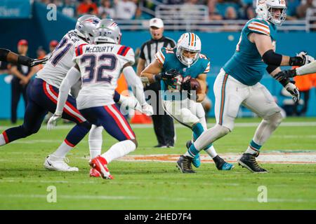 Dimanche 9 janvier 2022 ; Miami Gardens, FL États-Unis; Miami Dolphins Running Back Phillip Lindsay (31 ans) court avec le ballon lors d'un match de la NFL contre les Patriots de la Nouvelle-Angleterre au Hard Rock Stadium. Les dauphins ont battu les Patriots 33-24. (Kim Hukari/image du sport) Banque D'Images