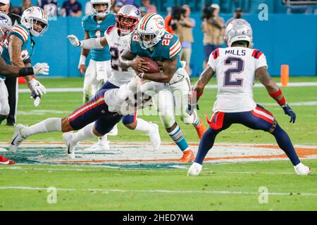 Dimanche 9 janvier 2022 ; Miami Gardens, FL États-Unis; Miami Dolphins Running Back Duke Johnson (28) court avec le ballon lors d'un match de la NFL contre les Patriots de la Nouvelle-Angleterre au Hard Rock Stadium. Les dauphins ont battu les Patriots 33-24. (Kim Hukari/image du sport) Banque D'Images