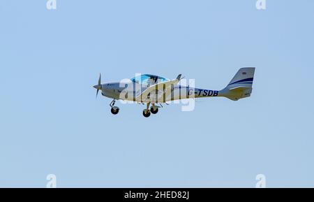 Tayside Aviation G-TSDB Aquila 211, un avion léger de fabrication allemande vole au-dessus de lui alors qu'il se prépare à atterrir à l'aéroport de Dundee, en Écosse, au Royaume-Uni Banque D'Images