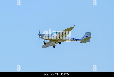 Tayside Aviation G-TSDB Aquila 211, un avion léger de fabrication allemande vole au-dessus de lui alors qu'il se prépare à atterrir à l'aéroport de Dundee, en Écosse, au Royaume-Uni Banque D'Images