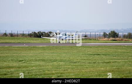 Tayside Aviation G-TSDB Aquila 211, un avion léger de fabrication allemande, quitte l'aéroport de Dundee en Écosse, au Royaume-Uni Banque D'Images