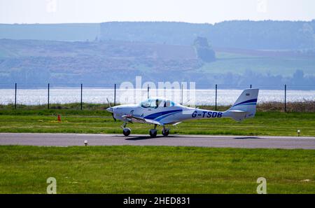 Tayside Aviation G-TSDB Aquila 211, un avion léger de fabrication allemande, quitte l'aéroport de Dundee en Écosse, au Royaume-Uni Banque D'Images