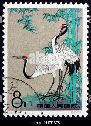 CHINE, RÉPUBLIQUE POPULAIRE DE - VERS 1962 : un timbre imprimé en Chine montre Cranes and Bamboo, poète Tu Fu, 1250th anniversaire de naissance, vers 1962 Banque D'Images