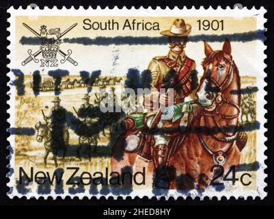 NOUVELLE-ZÉLANDE - VERS 1984 : un timbre imprimé en Nouvelle-Zélande montre la guerre d'Afrique du Sud, l'histoire militaire, vers 1984 Banque D'Images