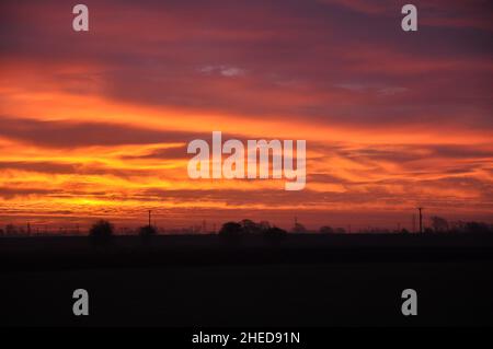 10th janvier 2022.Le soleil se lève sur les Fens près de la ville marchande du Lincolnshire de Bourne, Angleterre, Royaume-Uni.Jonathan Clarke / Alamy Banque D'Images