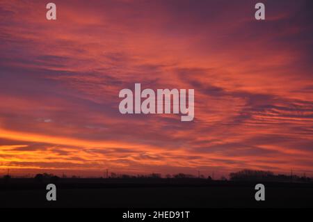 10th janvier 2022.Le soleil se lève sur les Fens près de la ville marchande du Lincolnshire de Bourne, Angleterre, Royaume-Uni.Jonathan Clarke / Alamy Banque D'Images