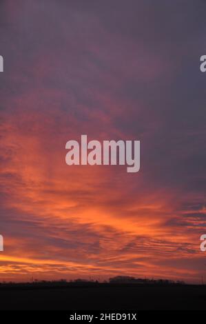 10th janvier 2022.Le soleil se lève sur les Fens près de la ville marchande du Lincolnshire de Bourne, Angleterre, Royaume-Uni.Jonathan Clarke / Alamy Banque D'Images