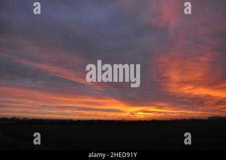 10th janvier 2022.Le soleil se lève sur les Fens près de la ville marchande du Lincolnshire de Bourne, Angleterre, Royaume-Uni.Jonathan Clarke / Alamy Banque D'Images