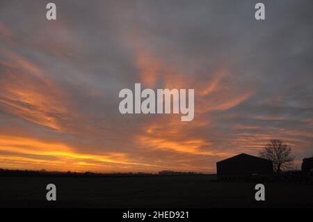 10th janvier 2022.Le soleil se lève sur les Fens près de la ville marchande du Lincolnshire de Bourne, Angleterre, Royaume-Uni.Jonathan Clarke / Alamy Banque D'Images