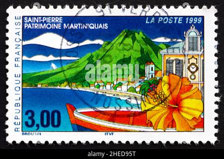 FRANCE - VERS 1999 : un timbre imprimé en France montre la vue de Saint Pierre, Martinique, vers 1999 Banque D'Images