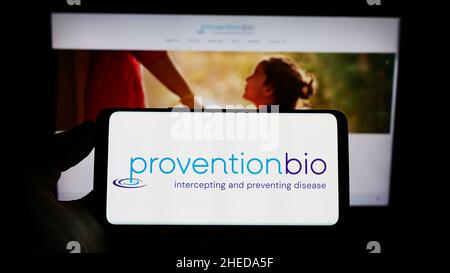 Personne tenant un téléphone portable avec le logo de la société pharmaceutique américaine ProVention Bio Inc. À l'écran devant la page Web.Mise au point sur l'affichage du téléphone. Banque D'Images