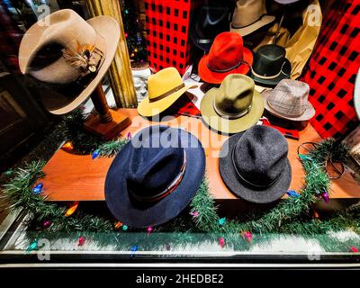 Vitrine dans une boutique de chapeaux pendant les vacances de Noël. Banque D'Images