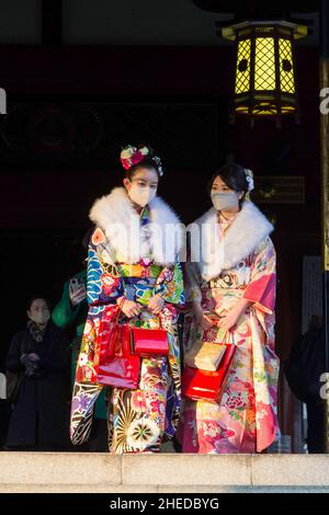 Tokyo, Japon.10th janvier 2022.Les jeunes femmes de kimono traditionnel visitent le temple Senso-ji pour célébrer Seijin no Hi (le jour de l'âge).Les Japonais qui ont leur 20th anniversaire cette année célèbrent l'âge adulte en s'habillant dans des vêtements formels et de magnifiques kimono et en visitant les sanctuaires et les temples.Crédit : SOPA Images Limited/Alamy Live News Banque D'Images