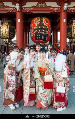 Tokyo, Japon.10th janvier 2022.Les jeunes femmes dans les kimono traditionnels ont vu poser pour des photos alors qu'elles célèbrent Seijin no Hi (à venir du jour de l'âge).Les Japonais qui ont leur 20th anniversaire cette année célèbrent l'âge adulte en s'habillant dans des vêtements formels et de magnifiques kimono et en visitant les sanctuaires et les temples.Crédit : SOPA Images Limited/Alamy Live News Banque D'Images