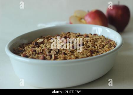 Croustillant aux pommes.Dessert aux pommes à la cannelle avec beaucoup de pommes hachées disposées dans un plat de cuisson recouvert d'un mélange d'avoine roulée, de farine de blé, n Banque D'Images