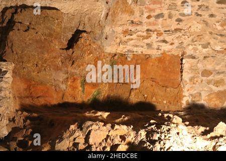 Vue sur les pierres rouges dans le sous-sol du château de Pierre Rouge (slovaque: Hrad Cerveny Kamen) à proximité de la colonie appelée Pila en Slovaquie, Europe Banque D'Images