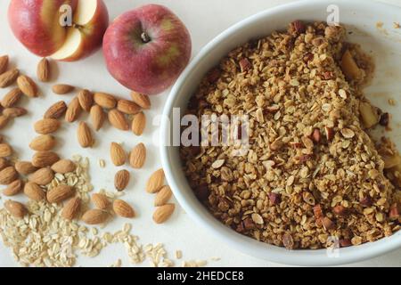 Croustillant aux pommes.Dessert aux pommes à la cannelle avec beaucoup de pommes hachées disposées dans un plat de cuisson recouvert d'un mélange d'avoine roulée, de farine de blé, n Banque D'Images