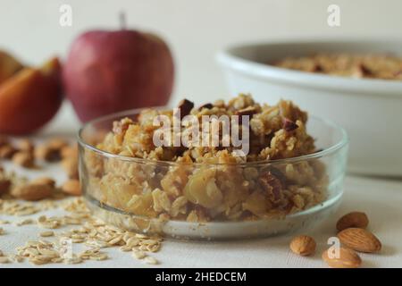 Croustillant aux pommes.Dessert aux pommes à la cannelle avec beaucoup de pommes hachées disposées dans un plat de cuisson recouvert d'un mélange d'avoine roulée, de farine de blé, n Banque D'Images