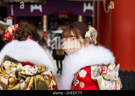 Tokyo, Japon.10th janvier 2022.Les jeunes femmes de kimono traditionnel visitent le temple Senso-ji pour célébrer Seijin no Hi (le jour de l'âge).Les Japonais qui ont leur 20th anniversaire cette année célèbrent l'âge adulte en s'habillant dans des vêtements formels et de magnifiques kimono et en visitant les sanctuaires et les temples.(Photo de Damon Coulter/SOPA Images/Sipa USA) crédit: SIPA USA/Alay Live News Banque D'Images