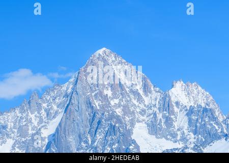 Cette photo de paysage a été prise en Europe, en France, dans les Alpes, en direction de Chamonix, au printemps.Nous voyons le gros plan sur l'aiguille verte et l'A Banque D'Images