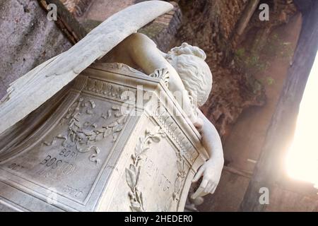 L'Ange de la douleur des pleurs sur l'autel de la vie par démantelés William Wetmore Story - Cimetière protestant - Rome Banque D'Images
