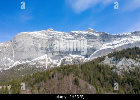 Cette photo de paysage a été prise en Europe, en France, dans les Alpes, en direction de Chamonix, au printemps.Nous voyons la vue panoramique de la pointe de plate à l'intérieur Banque D'Images