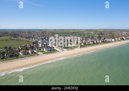 Cette photo de paysage a été prise en Europe, en France, en Normandie, vers Ouistreham, en été.On peut voir Sword Beach à Hermanville-sur-Mer, sous le su Banque D'Images