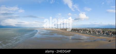 Cette photo de paysage a été prise en Europe, en France, en Normandie, en été.Nous pouvons voir la vue panoramique de la plage et de la ville d'Ouistreham sur l'ed Banque D'Images