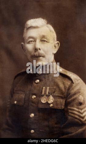 Une image de l'entre-guerre d'un soldat britannique et d'un ancien combattant de la première Guerre mondiale, un sergent dans une unité de l'Armée territoriale du Kent des Royal Engineers. Portant ses médailles - la British War Medal et la territorial Efficiency Medal. C. 1920s. Banque D'Images