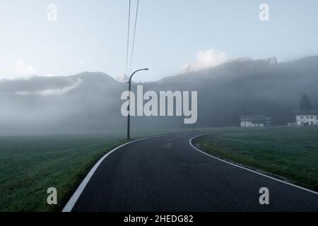 Route de montagne dans les montagnes des Dolomiti en Italie dans le matin brumeux.Lever du soleil sur l'autoroute en montagne.Concept de voyage Banque D'Images