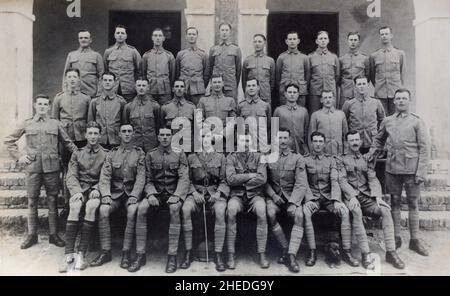 Groupe de soldats de l'armée britannique en uniforme tropical de la première Guerre mondiale avec un capitaine assis au centre. Banque D'Images