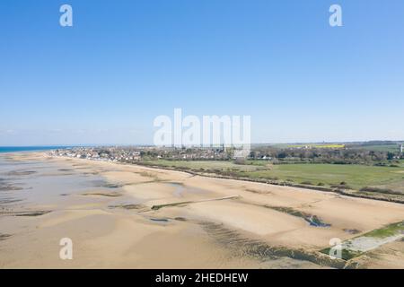 Cette photo de paysage a été prise en Europe, en France, en Normandie, à Arromanches-les-bains, en été.Nous pouvons voir la plage de Juno à Bernieres sur Mer et son vert Banque D'Images