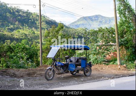 Typique, célèbre mototaxi dans les rues d'Iquitos, Pérou Banque D'Images