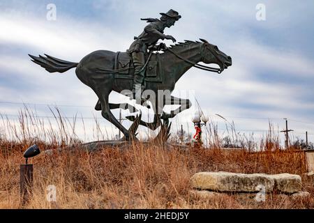 Marysville, Kansas - Une statue de Pony Express, sculptée par Richard Berger.Le Pony Express a envoyé du courrier du Missouri à la Californie en 1860-61.Il en est de même Banque D'Images