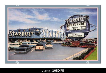 Carte postale vintage du début des années 1960 de Las Vegas montrant l'hôtel et casino Stardust et son panneau rond distinctif au bord de la route. Le bâtiment et les panneaux de signalisation routière remontent à l'ouverture de l'hôtel en 1958. 'The Stardust' Lido de Paris night club revue vintage carte postale rétro 1950s /1960s Nevada USA Banque D'Images